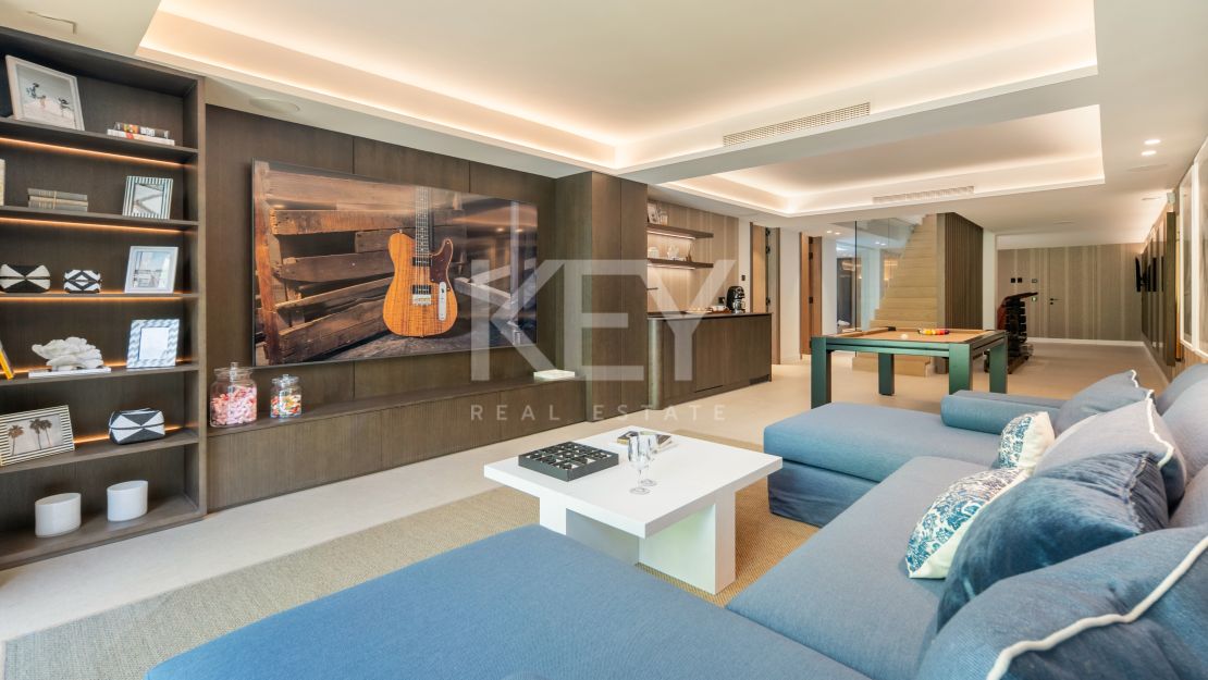 Luxury contemporary villa for sale in El Herrojo, Benahavís