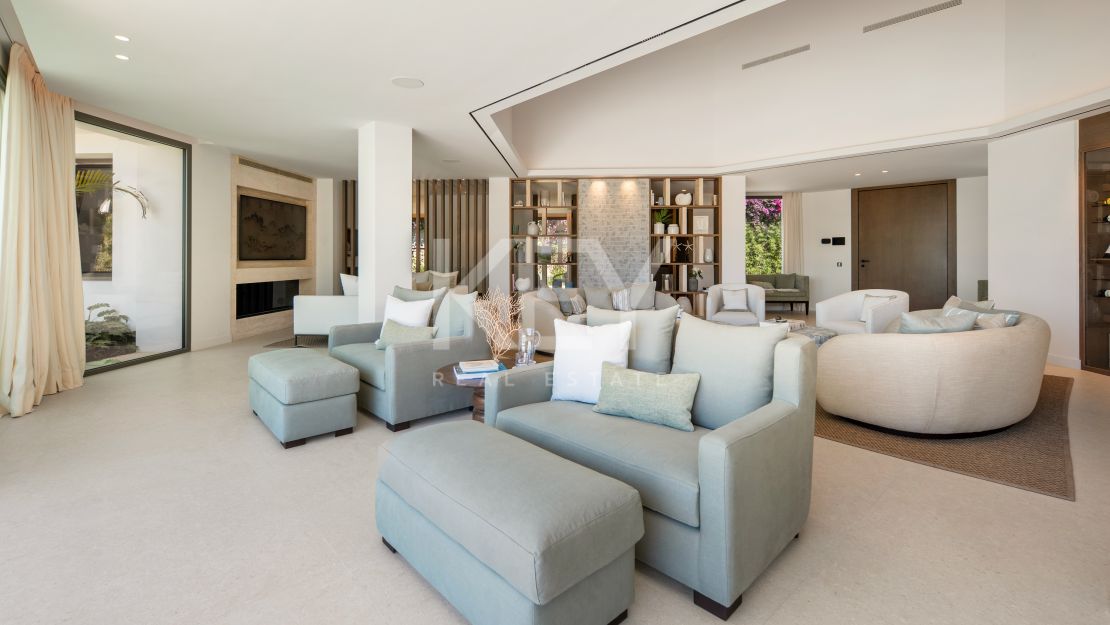 Luxury contemporary villa for sale in El Herrojo, Benahavís