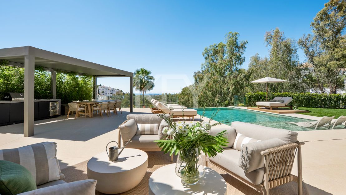 Luxury contemporary villa for sale in El Herrojo, Benahavís