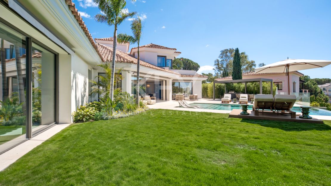 Luxury contemporary villa for sale in El Herrojo, Benahavís