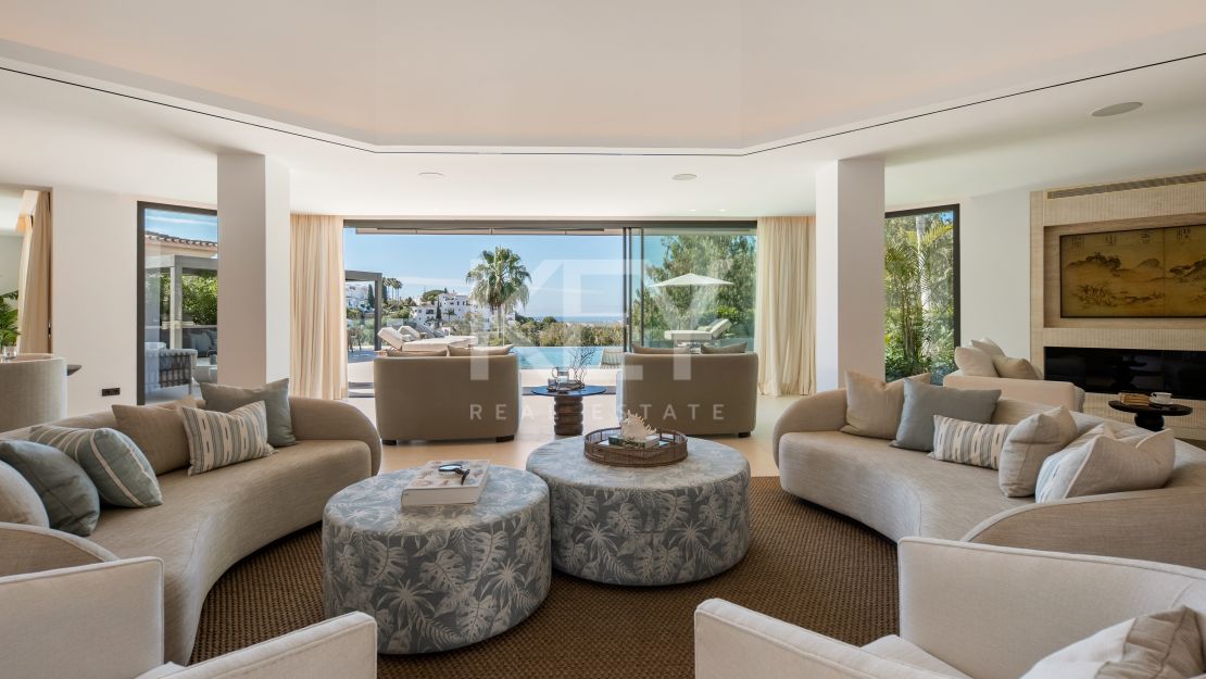 Luxury contemporary villa for sale in El Herrojo, Benahavís