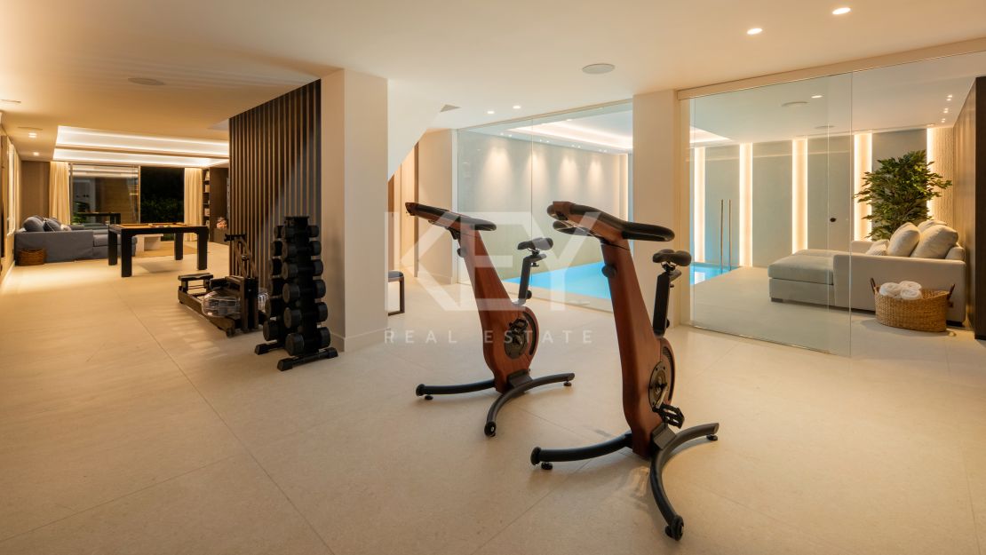 Luxury contemporary villa for sale in El Herrojo, Benahavís