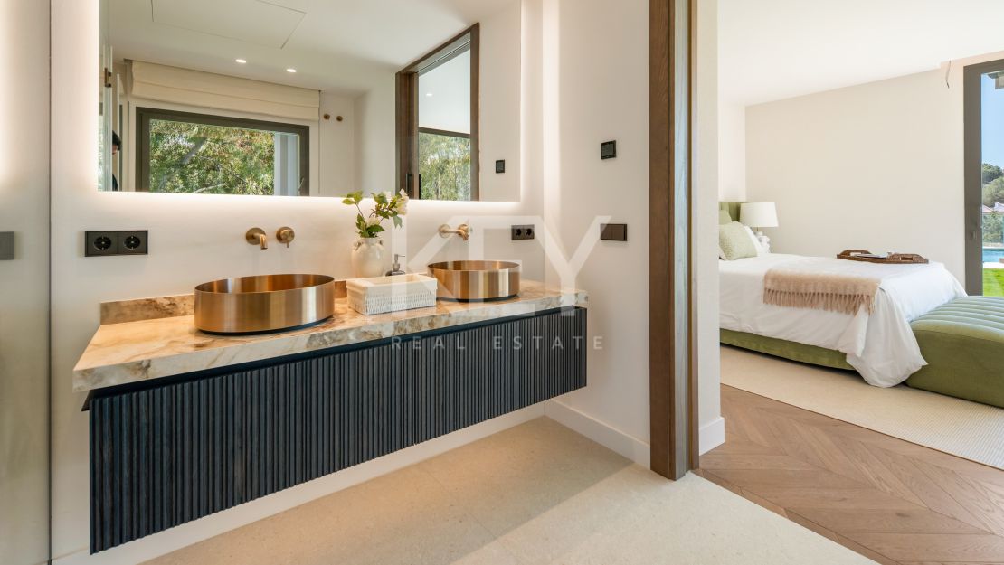 Luxury contemporary villa for sale in El Herrojo, Benahavís