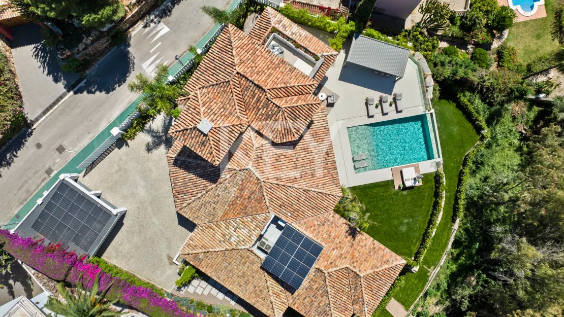 Luxury contemporary villa for sale in El Herrojo, Benahavís