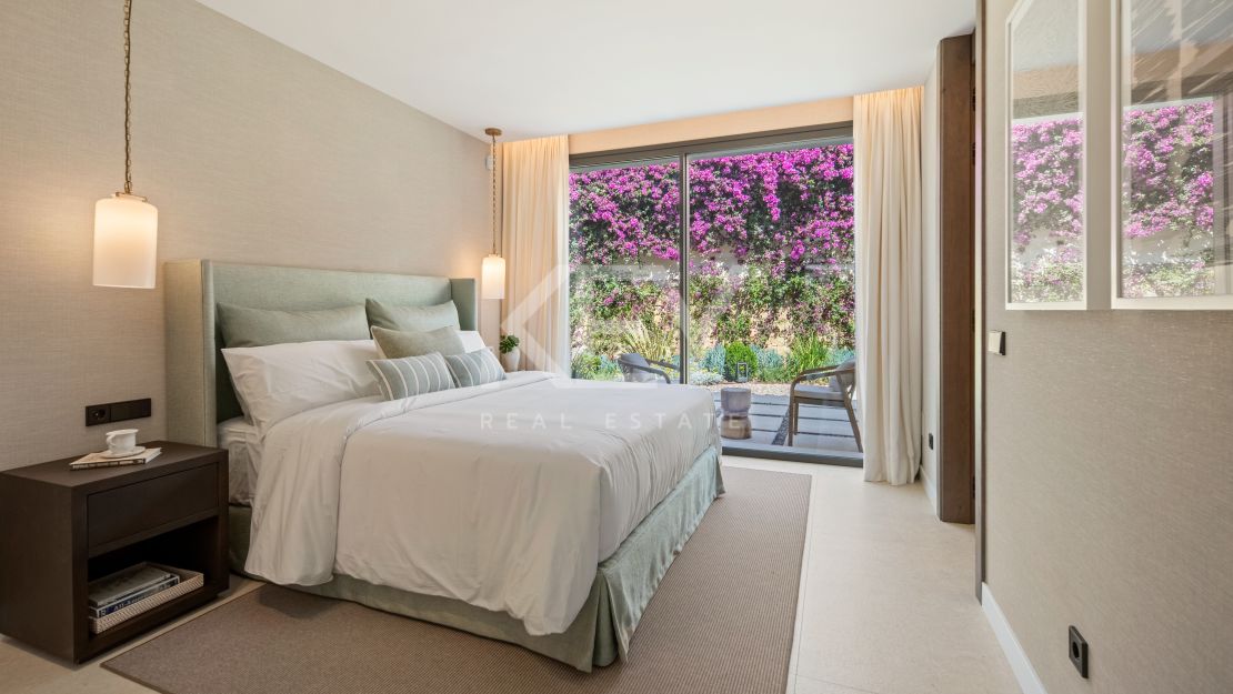 Luxury contemporary villa for sale in El Herrojo, Benahavís