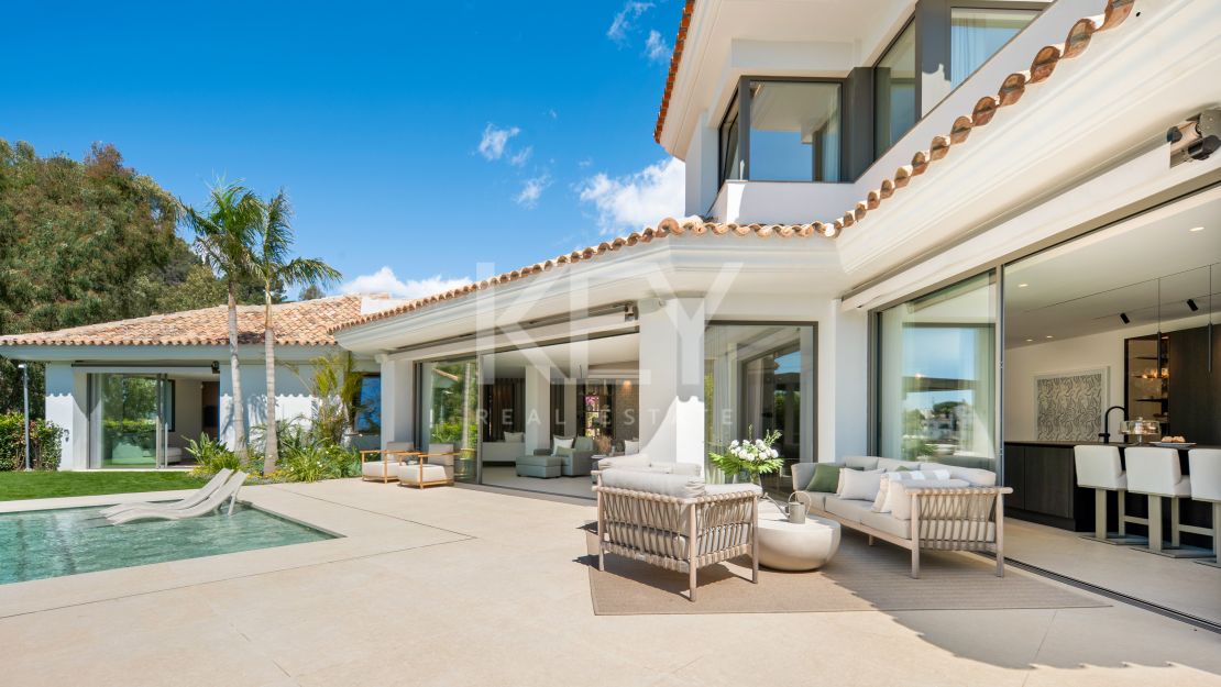 Luxury contemporary villa for sale in El Herrojo, Benahavís