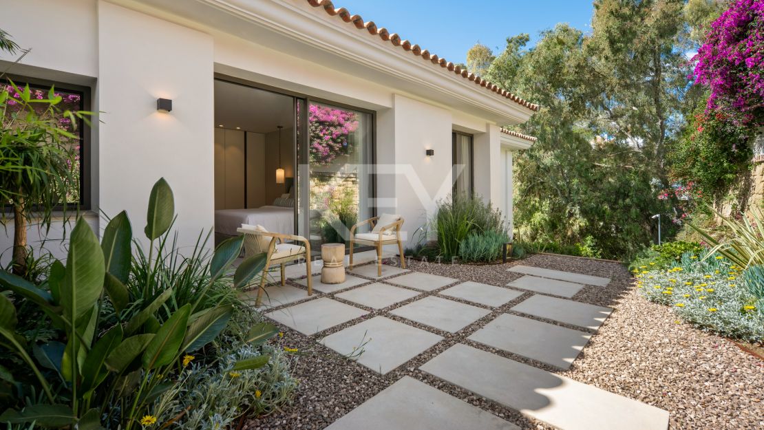 Luxury contemporary villa for sale in El Herrojo, Benahavís