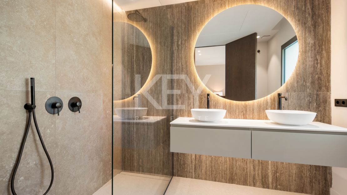 Luxury contemporary villa for sale in El Herrojo, Benahavís