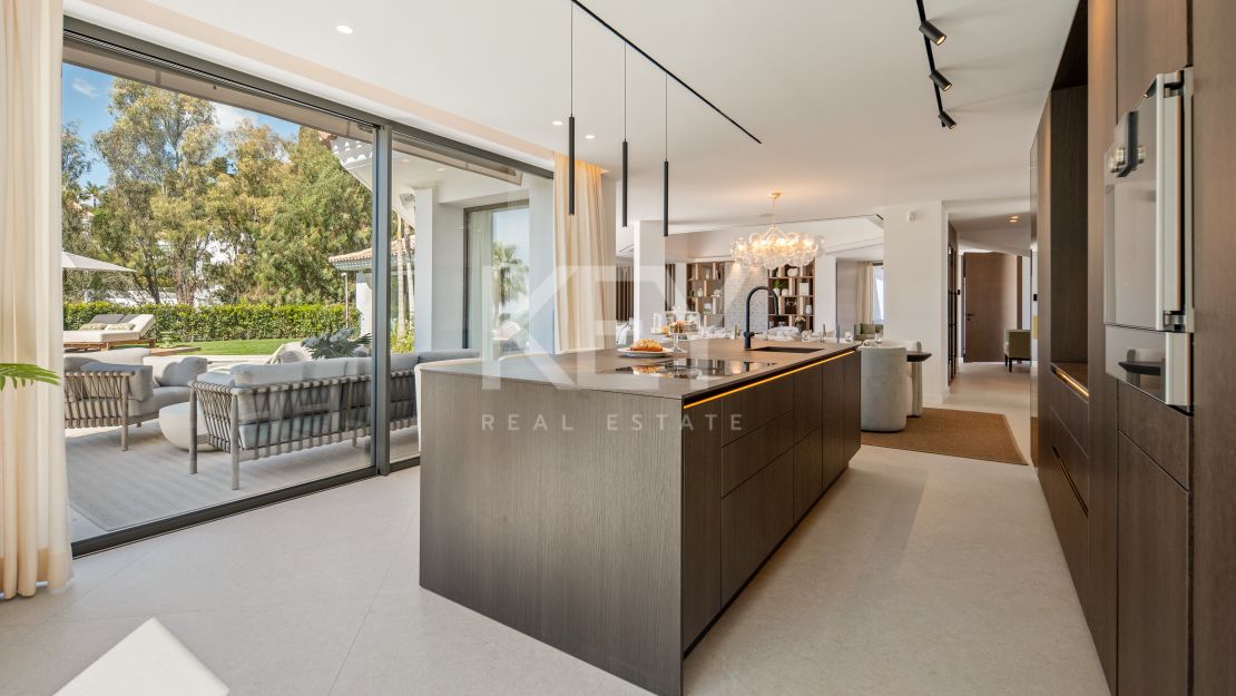 Luxury contemporary villa for sale in El Herrojo, Benahavís