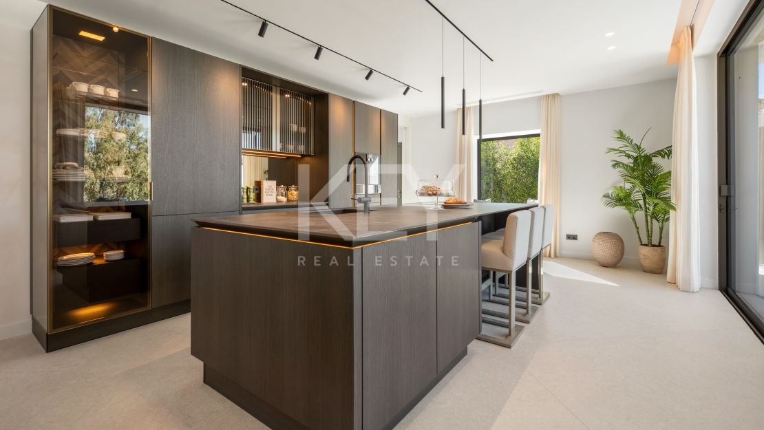 Luxury contemporary villa for sale in El Herrojo, Benahavís