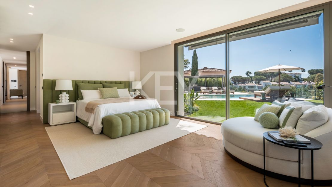 Luxury contemporary villa for sale in El Herrojo, Benahavís