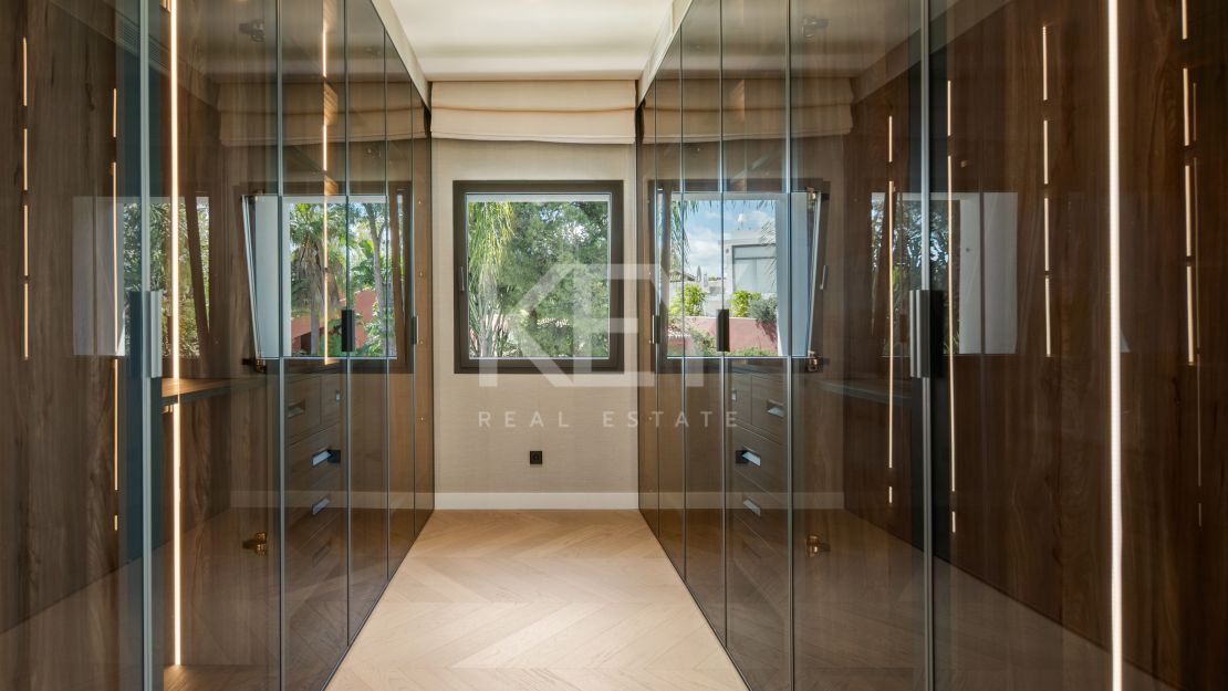 Luxury contemporary villa for sale in El Herrojo, Benahavís