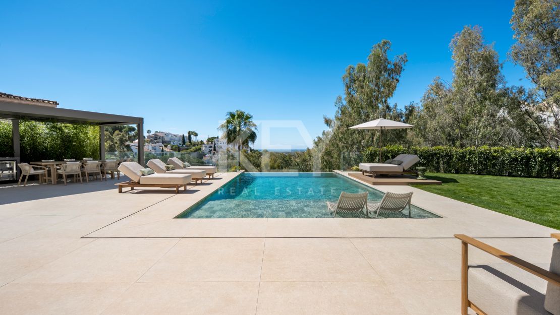 Luxury contemporary villa for sale in El Herrojo, Benahavís