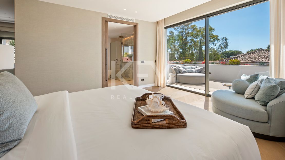 Luxury contemporary villa for sale in El Herrojo, Benahavís