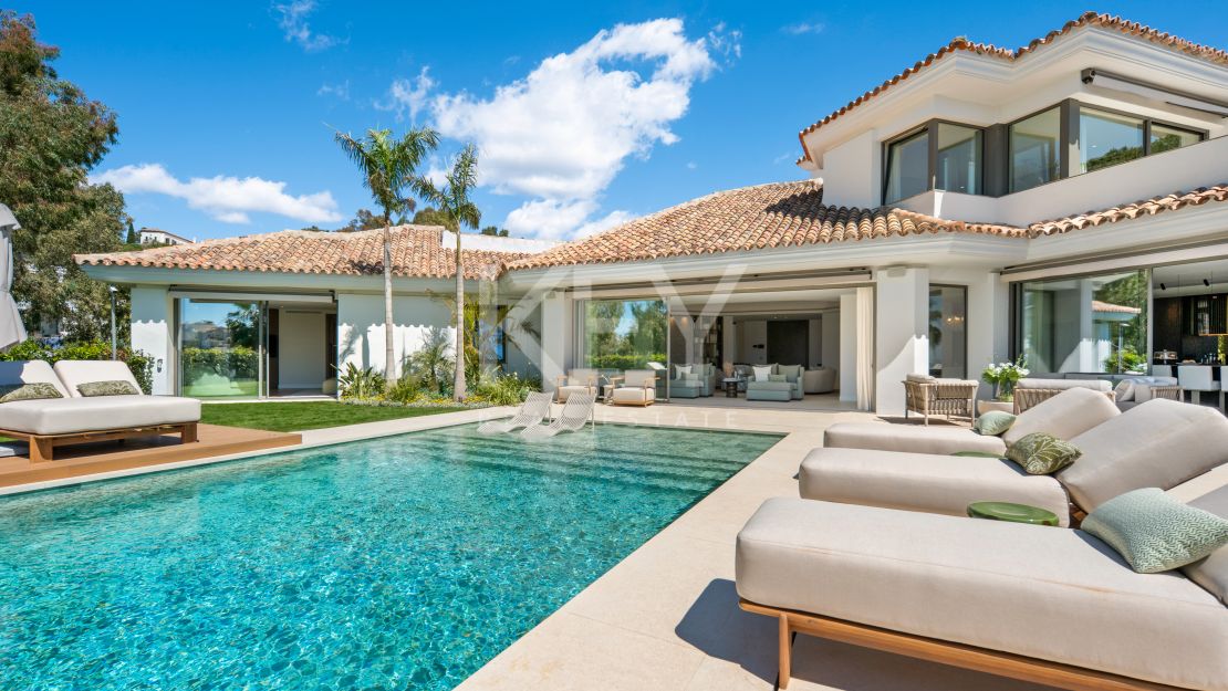 Luxury contemporary villa for sale in El Herrojo, Benahavís