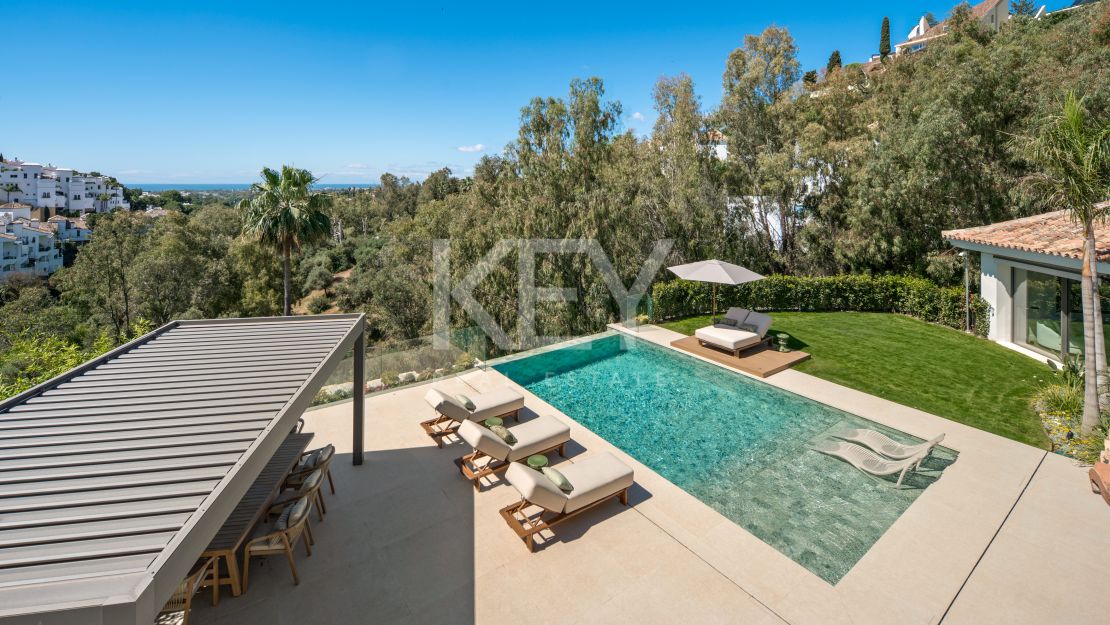 Luxury contemporary villa for sale in El Herrojo, Benahavís