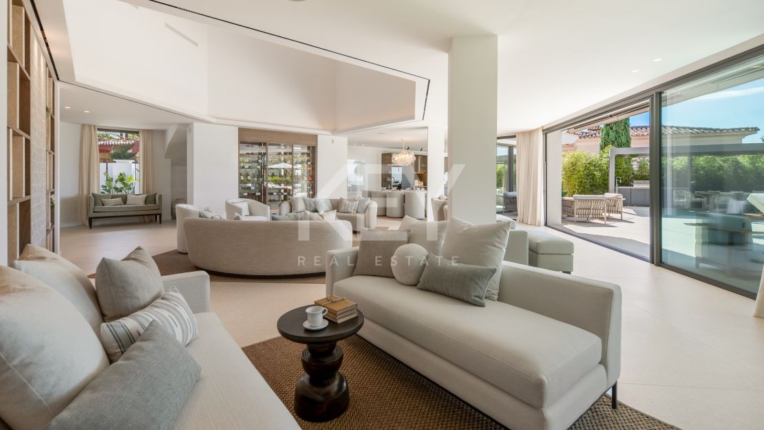 Luxury contemporary villa for sale in El Herrojo, Benahavís