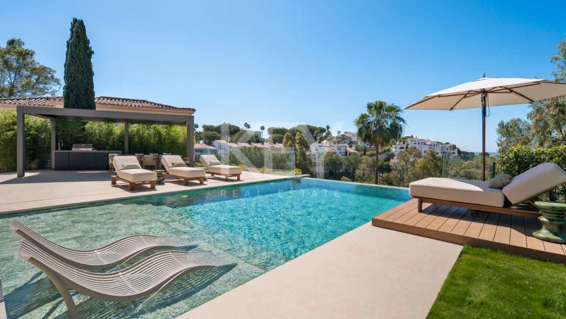 Luxury contemporary villa for sale in El Herrojo, Benahavís