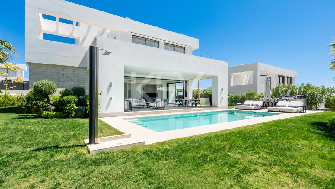 Modern villa with panoramic sea and mountain views in Marbella East