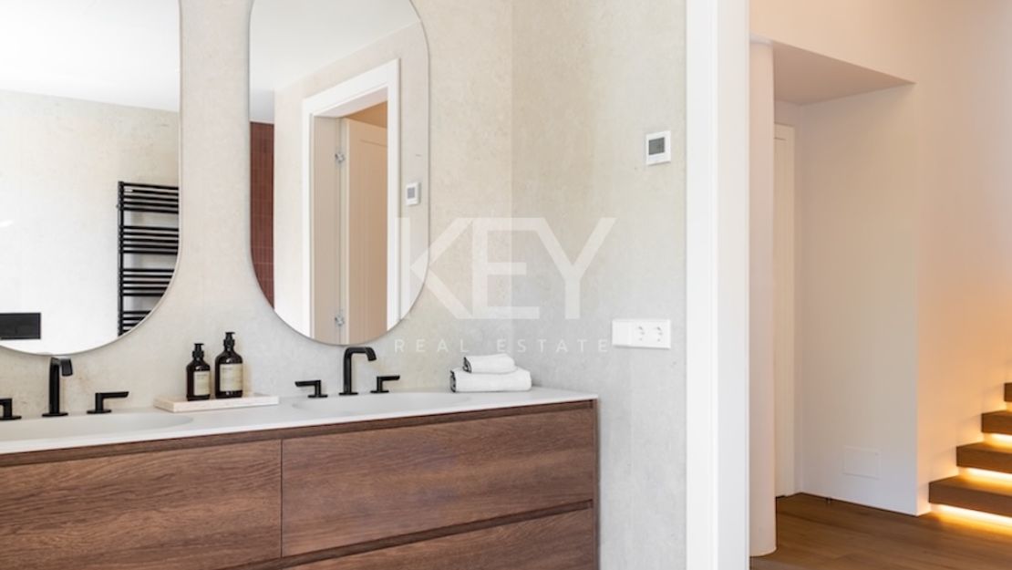 Charming Villa with Sea Views in Paraiso Alto, Marbella