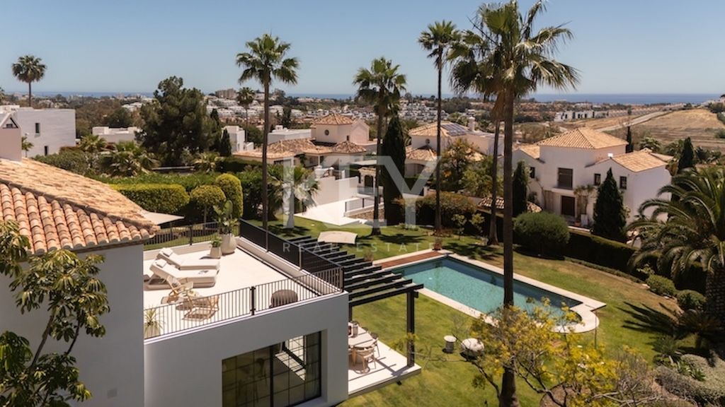 Charming Villa with Sea Views in Paraiso Alto, Marbella