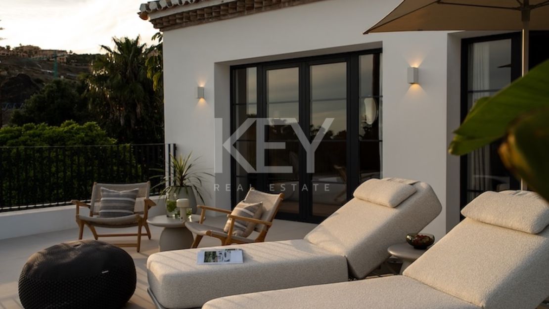 Charming Villa with Sea Views in Paraiso Alto, Marbella