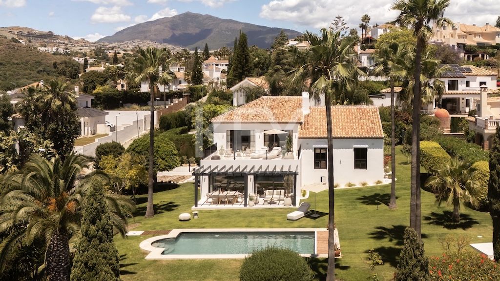 Charming Villa with Sea Views in Paraiso Alto, Marbella
