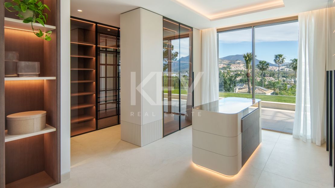 Spacious Villa with lots of Light and La Concha View in Marbella