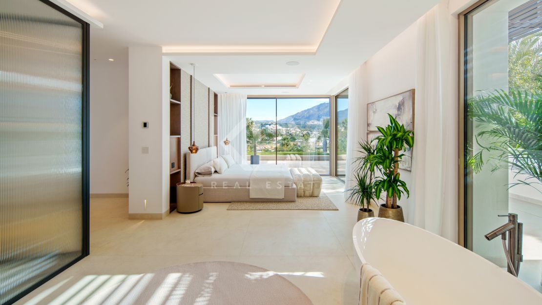 Spacious Villa with lots of Light and La Concha View in Marbella
