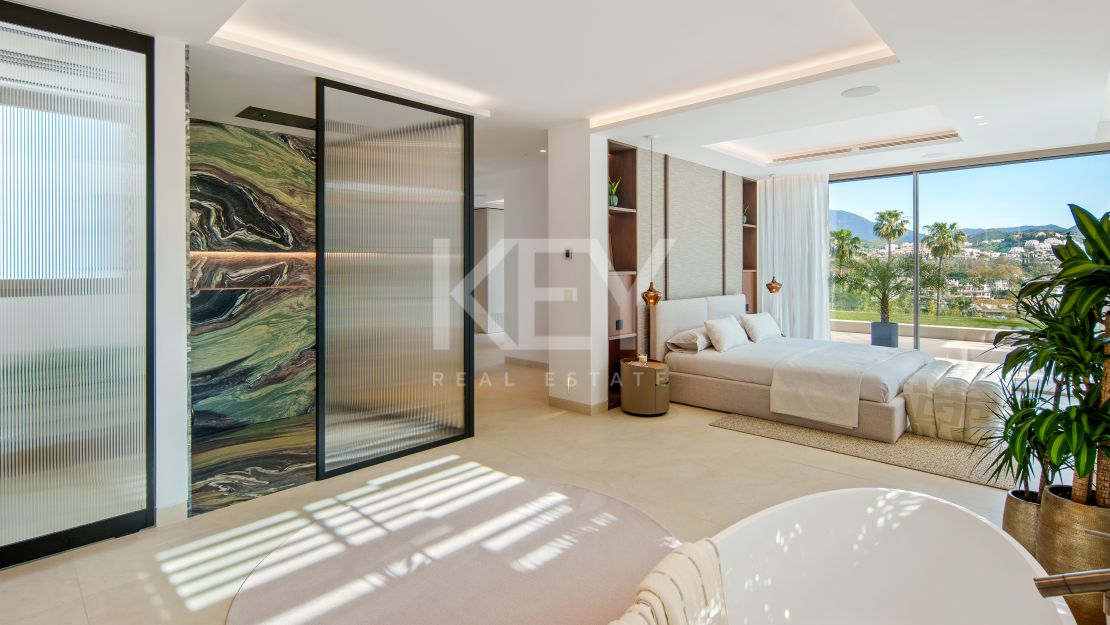 Spacious Villa with lots of Light and La Concha View in Marbella