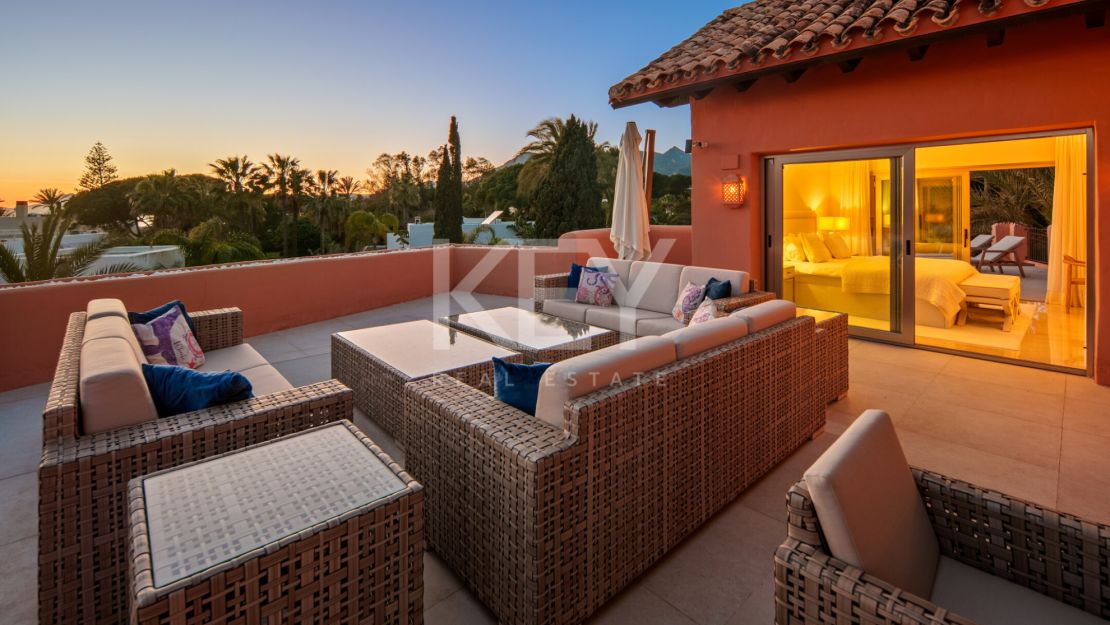 Beachfront Duplex Penthouse with Private Solarium in Marbella East