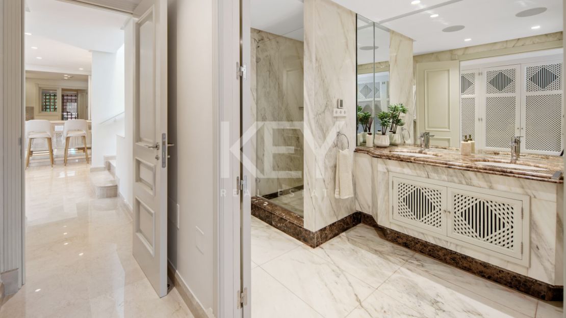 Beachfront Duplex Penthouse with Private Solarium in Marbella East