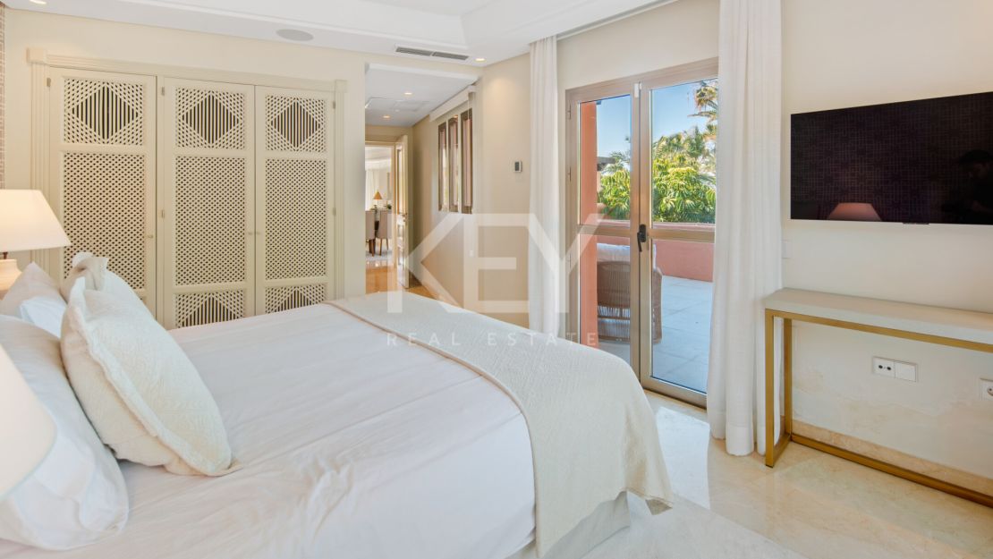 Beachfront Duplex Penthouse with Private Solarium in Marbella East