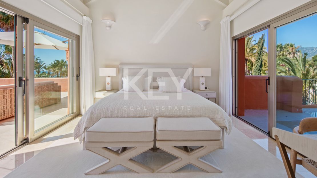 Beachfront Duplex Penthouse with Private Solarium in Marbella East