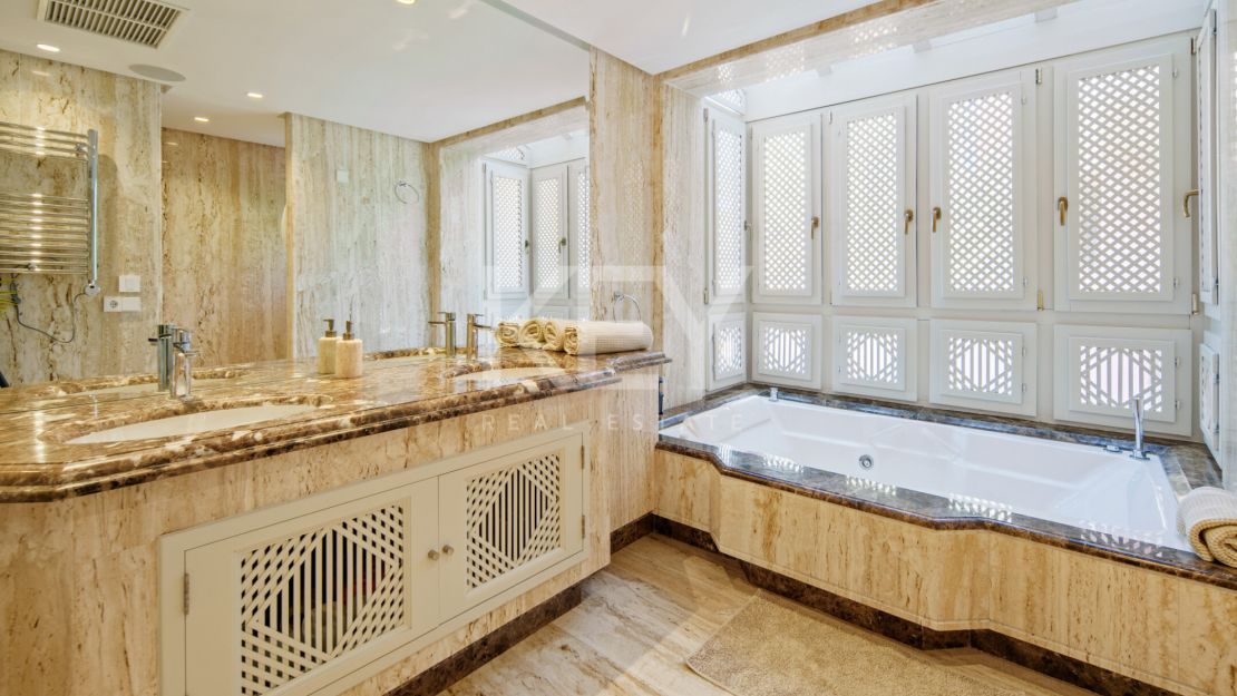 Beachfront Duplex Penthouse with Private Solarium in Marbella East
