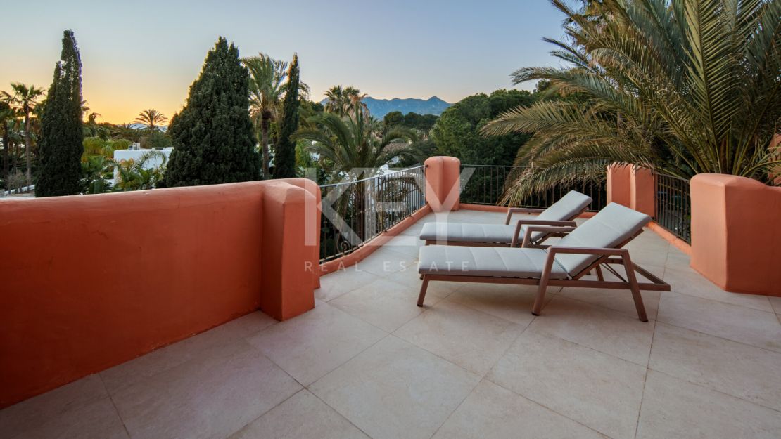 Beachfront Duplex Penthouse with Private Solarium in Marbella East