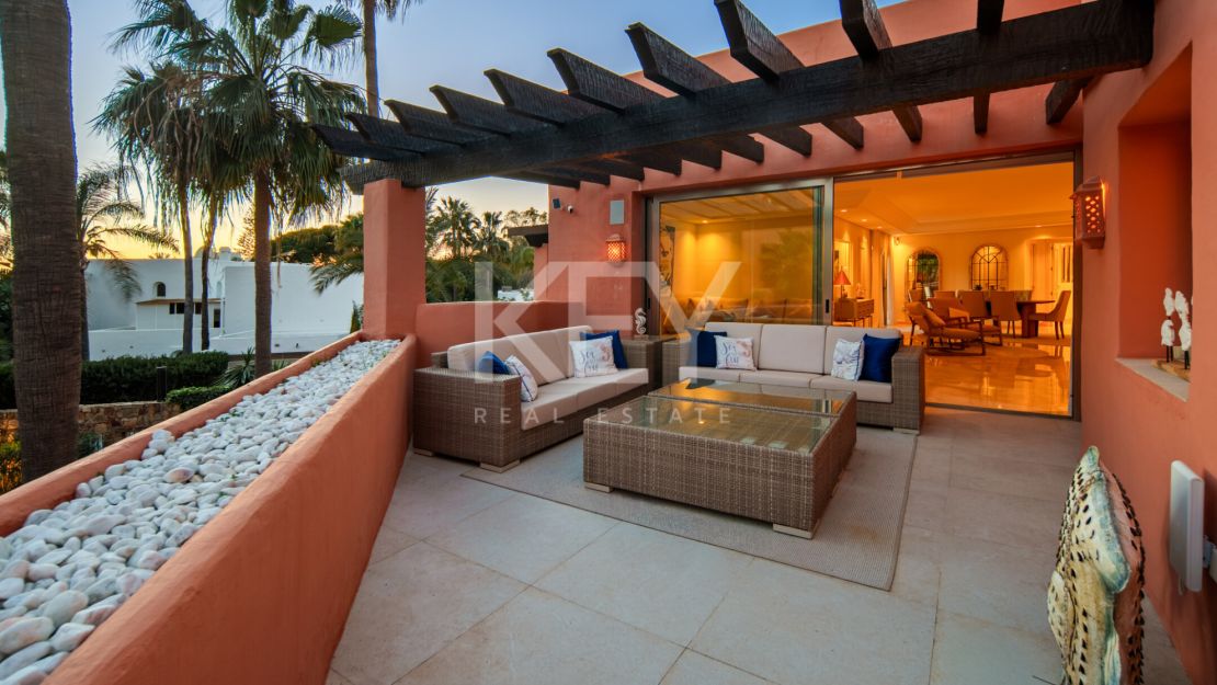 Beachfront Duplex Penthouse with Private Solarium in Marbella East