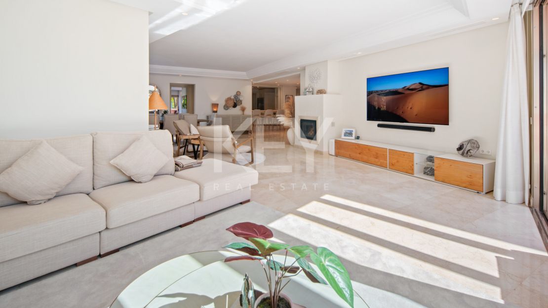 Beachfront Duplex Penthouse with Private Solarium in Marbella East