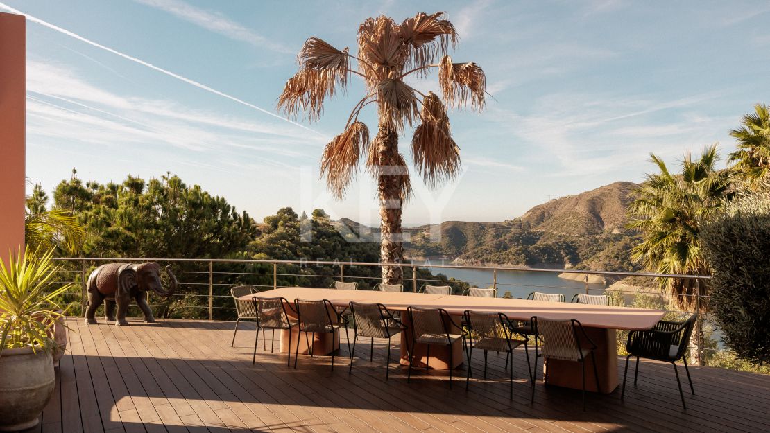 Unique Villa with Views over Lake in Marbella