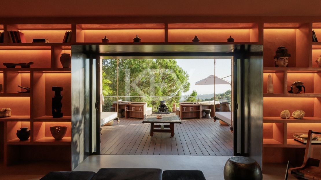 Unique Villa with Views over Lake in Marbella