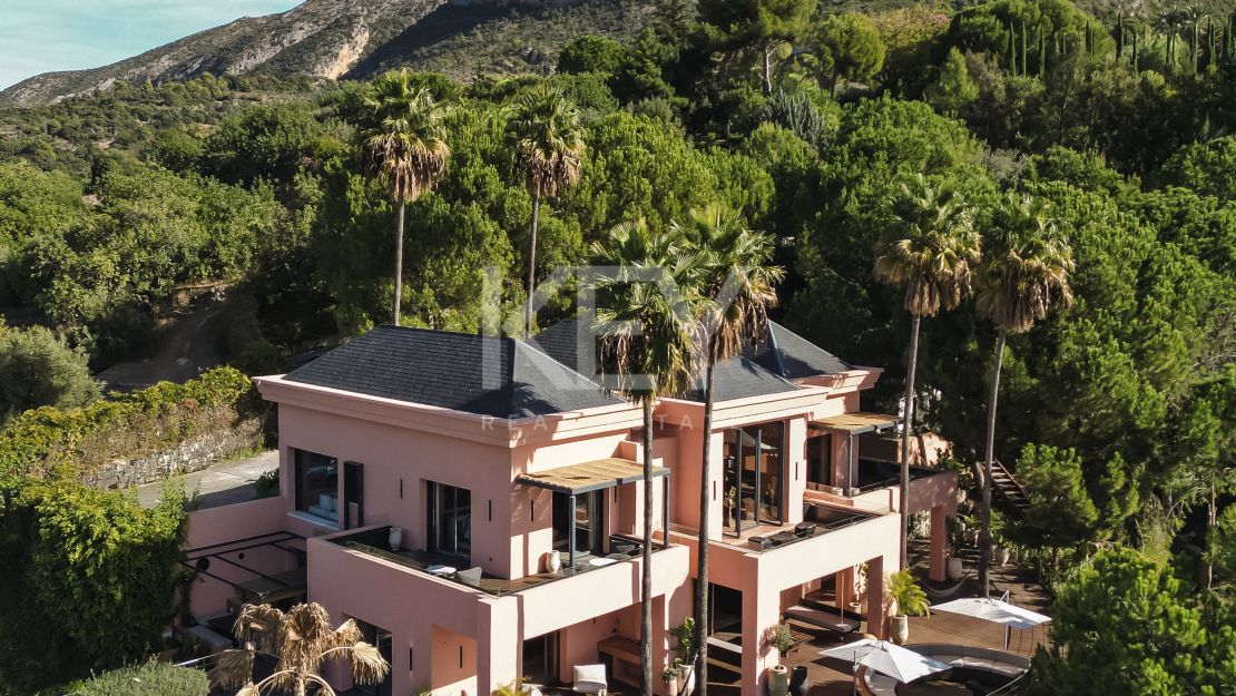 Unique Villa with Views over Lake in Marbella