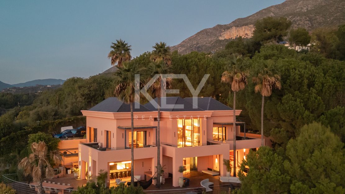 Unique Villa with Views over Lake in Marbella