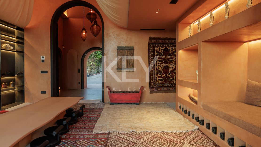 Unique Villa with Views over Lake in Marbella