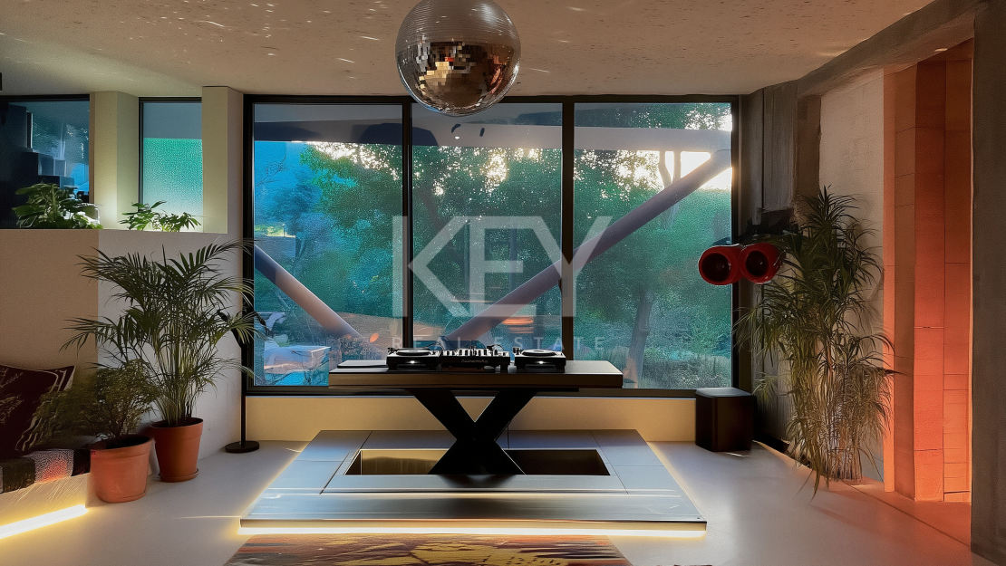 Unique Villa with Views over Lake in Marbella