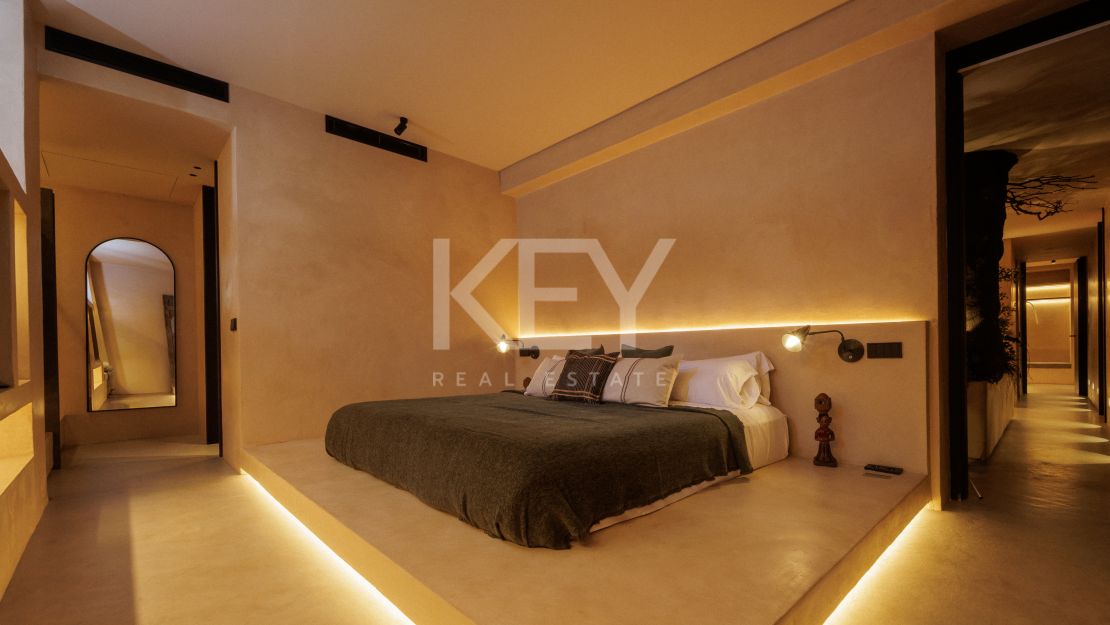 Unique Villa with Views over Lake in Marbella