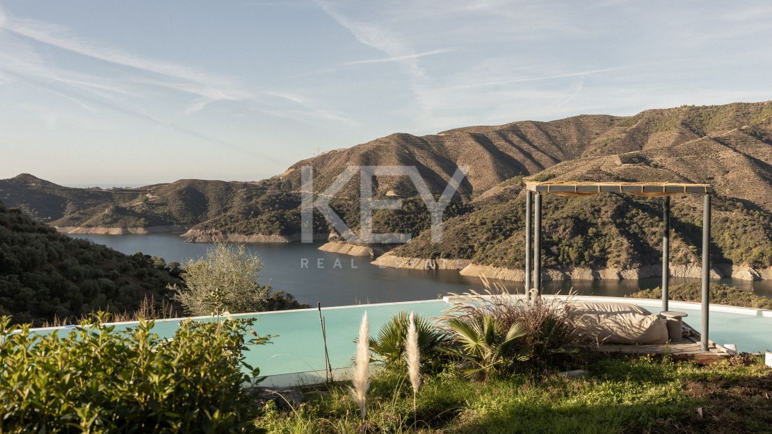 Unique Villa with Views over Lake in Marbella