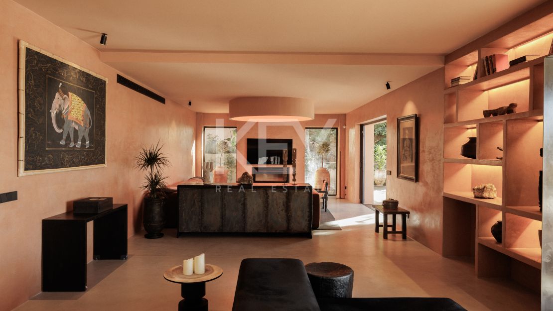 Unique Villa with Views over Lake in Marbella
