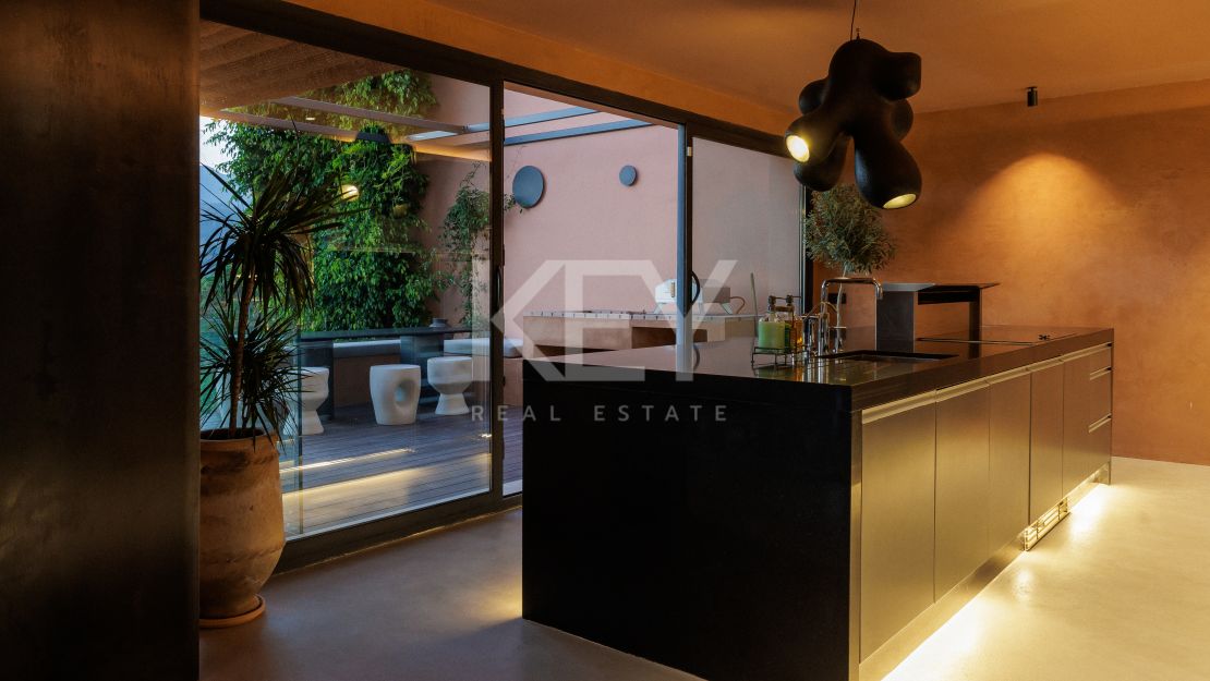 Unique Villa with Views over Lake in Marbella