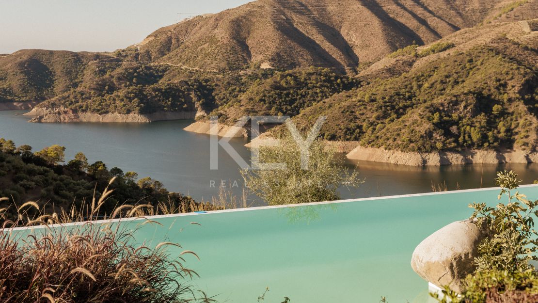 Unique Villa with Views over Lake in Marbella