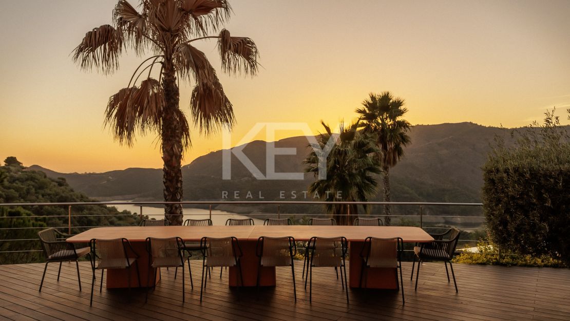 Unique Villa with Views over Lake in Marbella